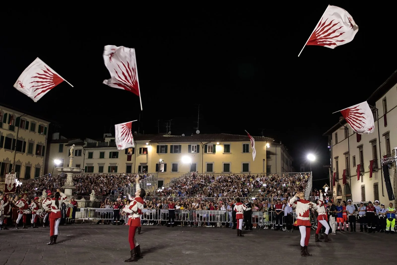Sbandieratori in piazza durante il Corteggio Storico di Prato, di sera