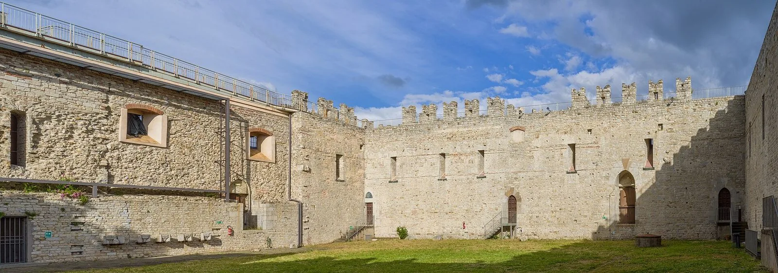 Il cortile interno del Castello dell'Imperatore di Prato, con le mura e il prato