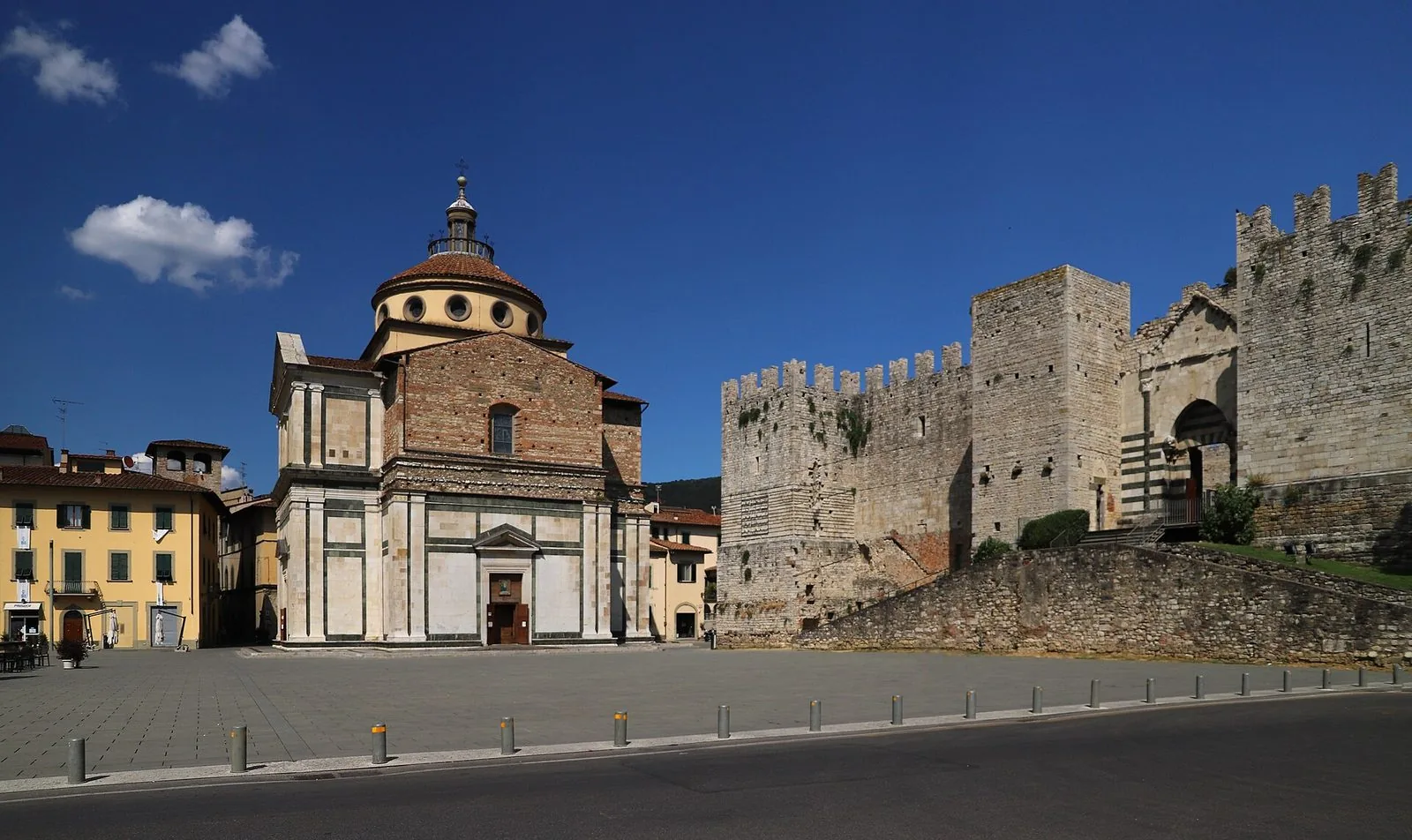 La chiesa di Santa Maria delle Carceri a Prato accanto alle mura del castello