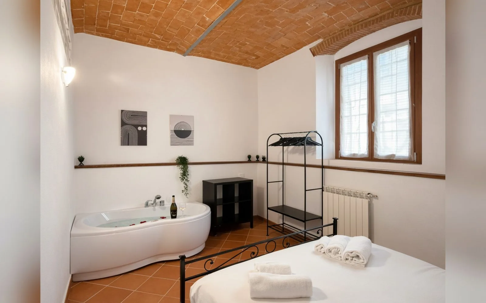 Camera Oasis Apartment — Appartamenti con vasca idromassaggio e parcheggio a Prato,  (foto 1)