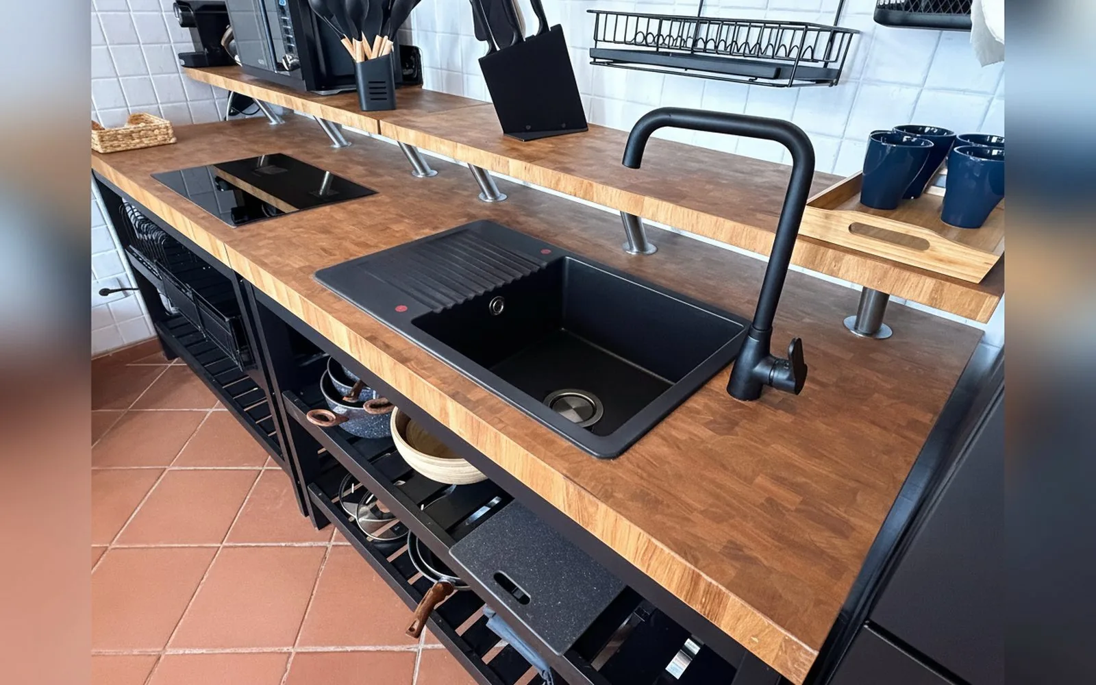 Cucina con piano a induzione e utensili - Oasis Apartment