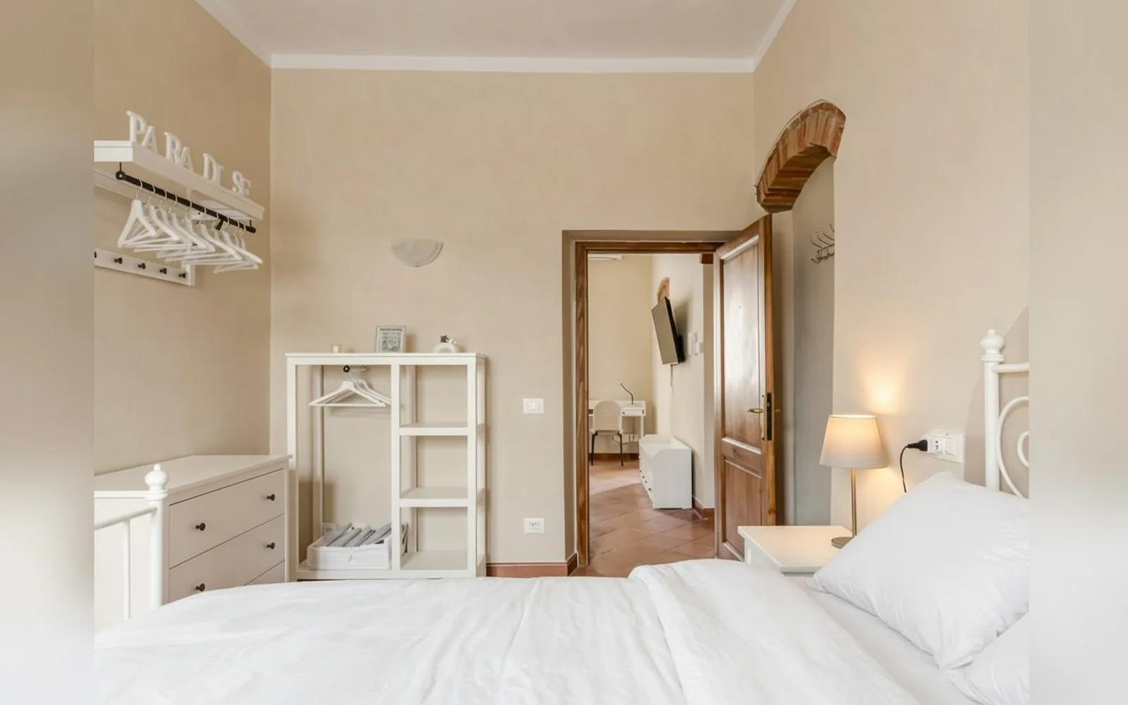 Camera con zona armadio e passaggio - Paradise Apartment